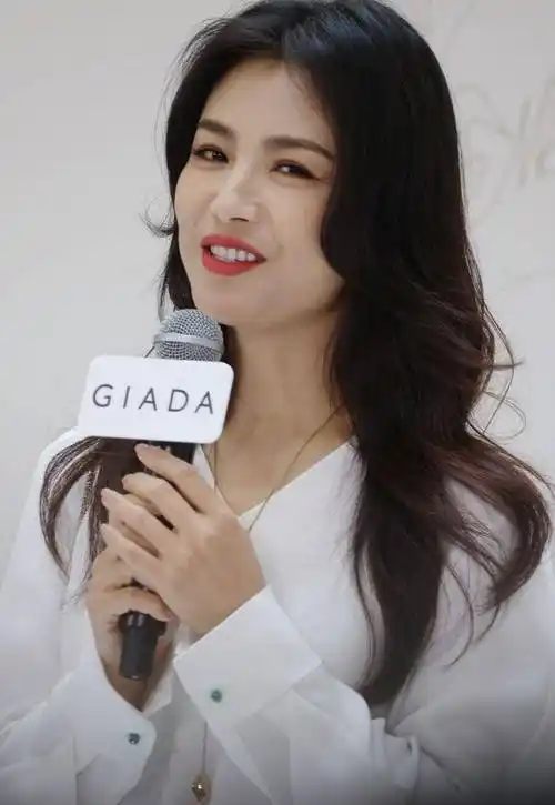 刘涛最新活动照被网友吐槽不像本人,与其8年前旧照相差在哪里?