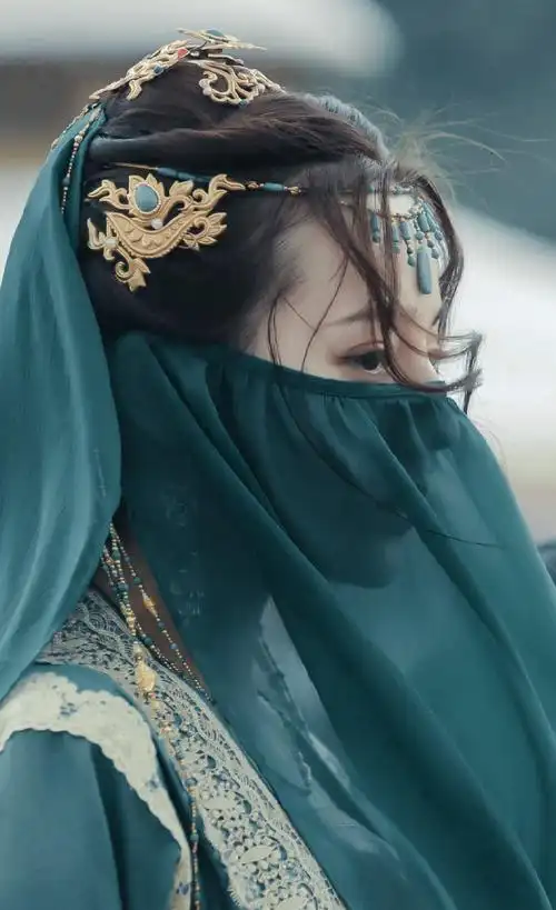 古装剧9位蓝色面纱美人白鹿赵露思谁更媚赵丽颖冷艳热巴遮脸还是顶级