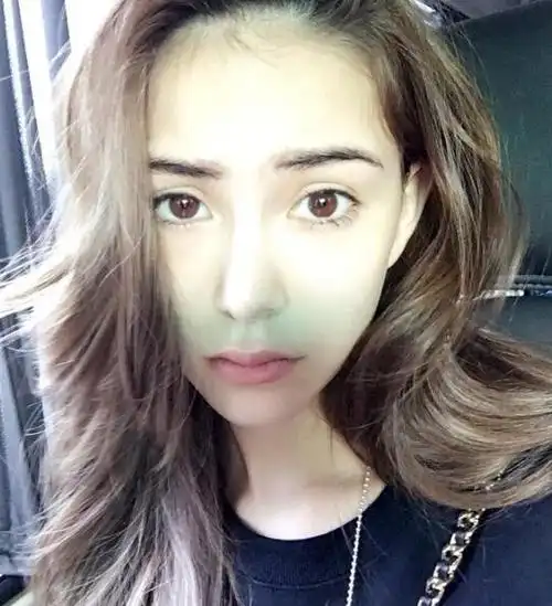 昆凌素颜自拍一头乱发 实力演绎"没睡醒"