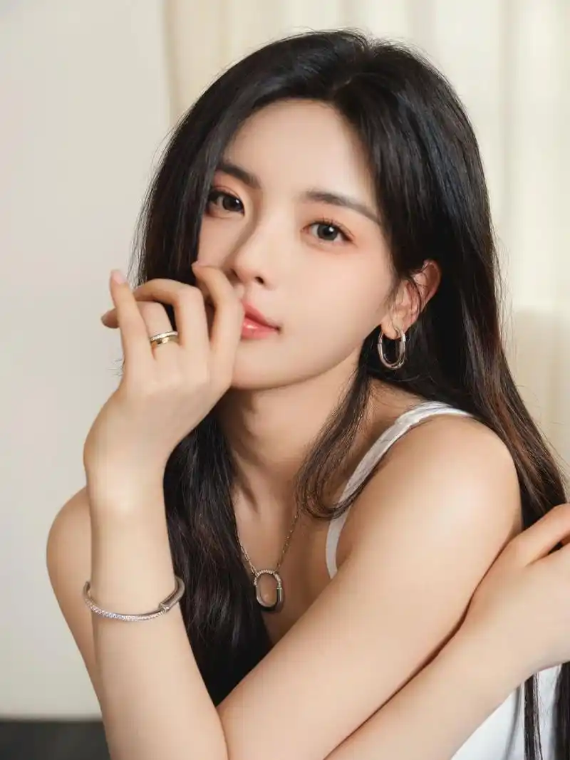 分享一组美图,杨超越坐在沙发前,她的穿着是白色背心和牛仔裤.