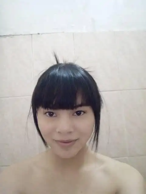 第一次剪齐刘海真有那么难看吗?干嘛车间的人都看我啊!