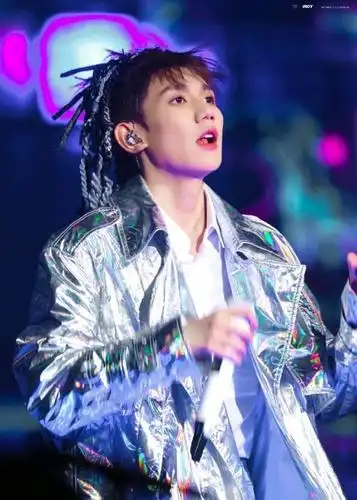 王源小脏辫造型曝光,又帅又酷!