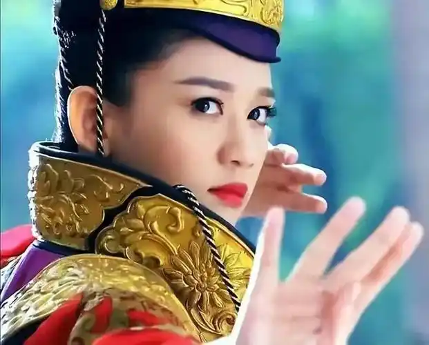 陈乔恩在金庸武侠剧《笑傲江湖》中饰演亦正亦邪的女版东方不败,获得