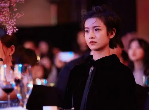 简介:李庚希时尚酷黑写真图片,分享一组李庚希图片给大家,图中的明星