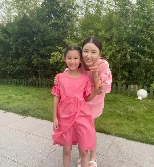 林心如一家在日本度假6岁小海豚展现独特气质霍建华变瘦变帅