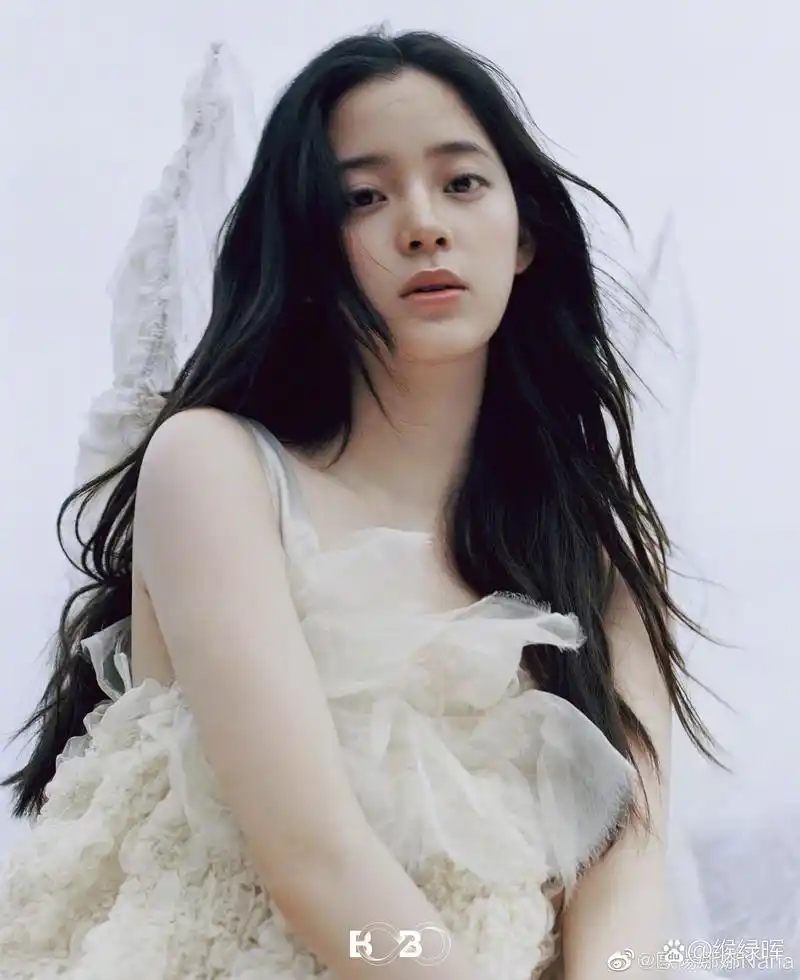 1,欧阳娜娜和任敏的关系并不算特别亲密,只是在工作中比较熟悉.