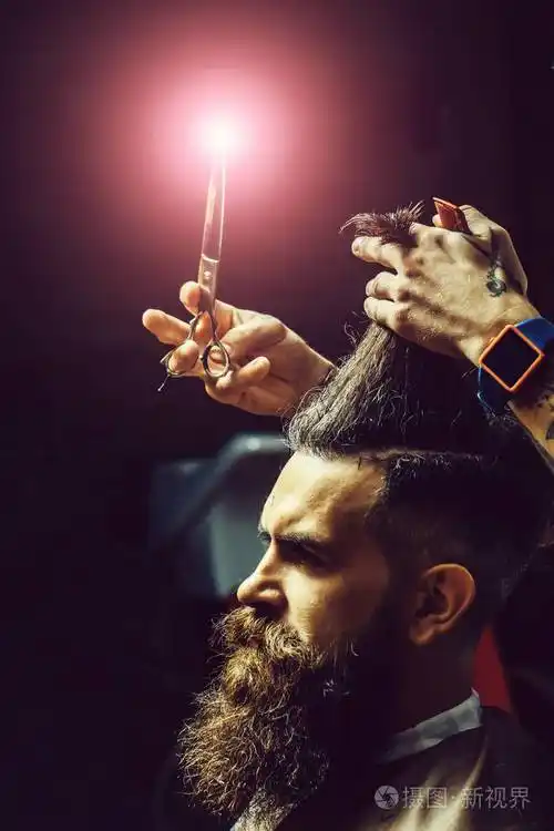 用剪刀越来越时尚剪发有胡子的人照片-正版商用图片102wbg-摄图新视界