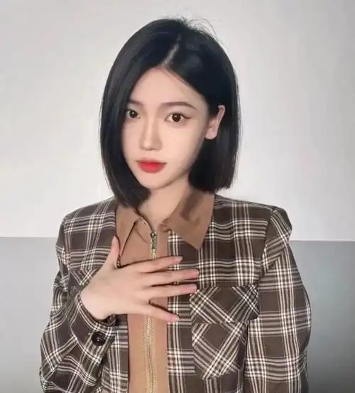 显年轻的女生短发 学院风波波头超百搭_时尚发型 - 美发站