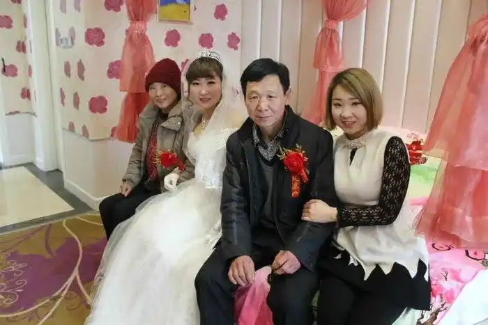 同学和爸爸妈妈还有嫂子