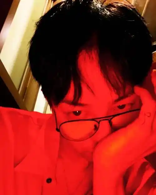 帅的没边了最新权志龙ins更新自拍照和自拍视频