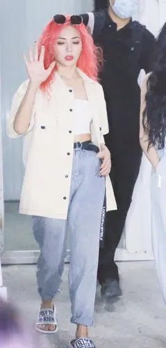 谢可寅厉害了穿衬衫搭配牛仔裤脚上的拖鞋变成的亮点