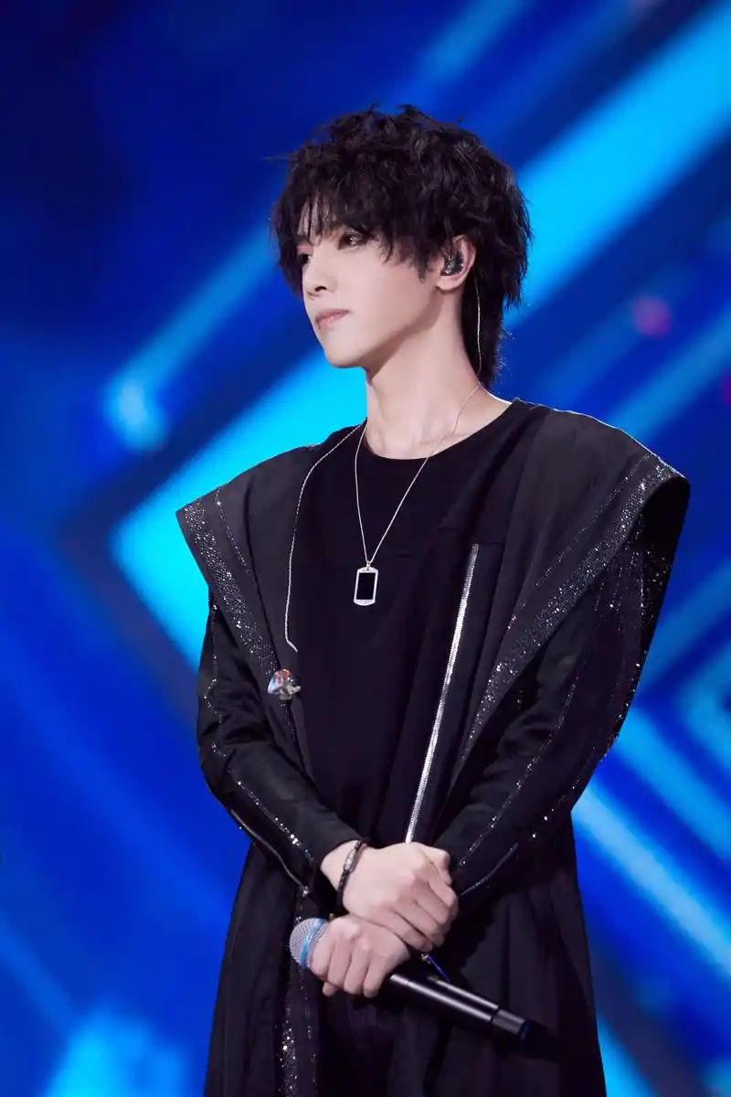 华晨宇新闻190730华晨宇极限公益演唱会高清现场图释出优秀et自制哪吒