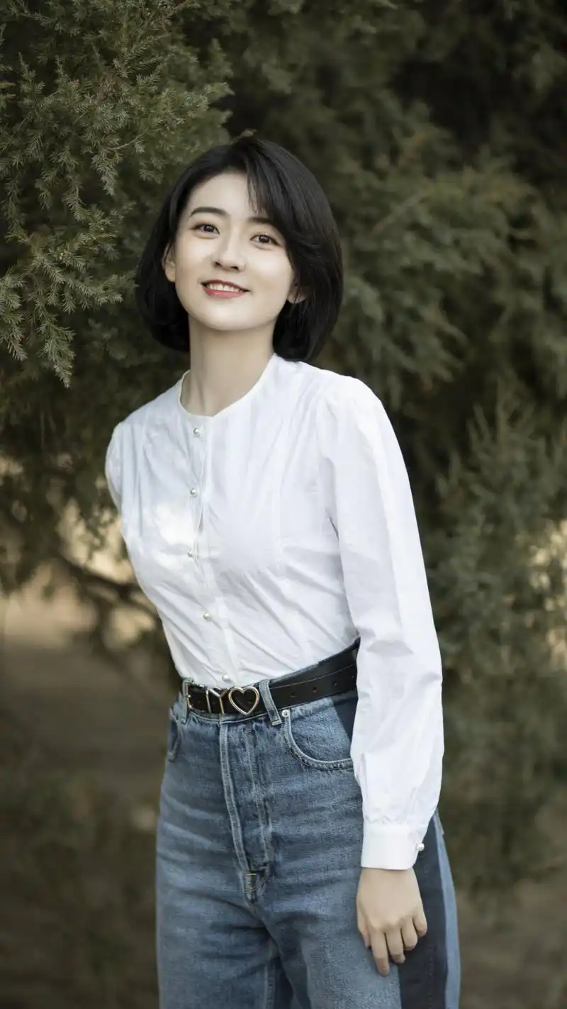 演员梁洁,主演《双世宠妃》系列,来看生活美照吧