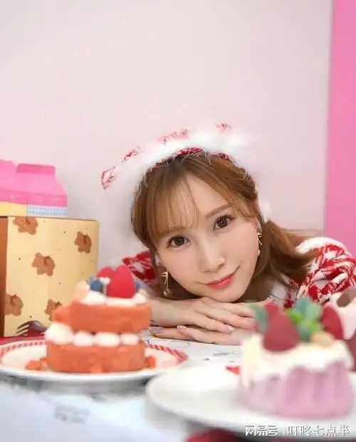 日本女演员小岛南山岸逢花魅力爆表