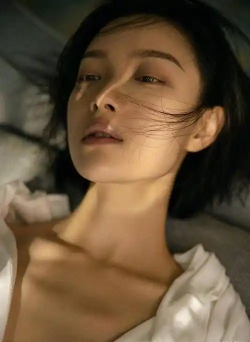 倪妮亮相新电影发布会,围一块白布当上衣?