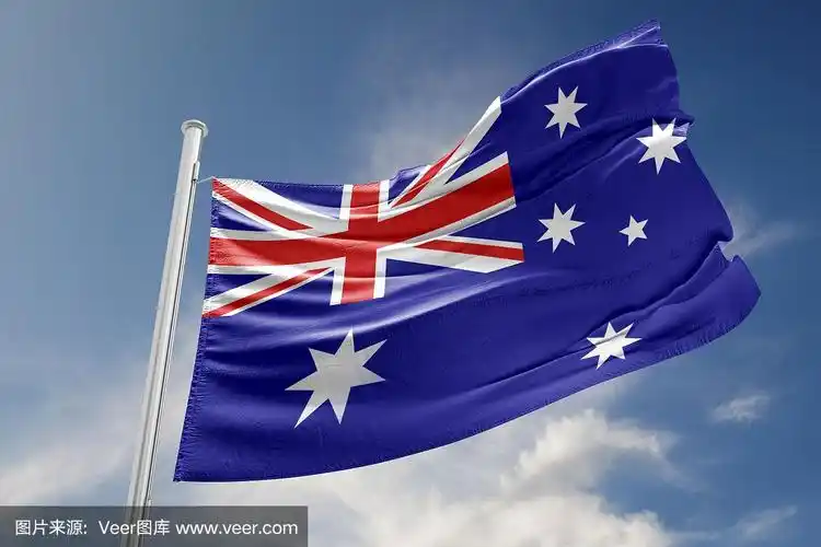 澳大利亚国旗在蓝天下飘扬