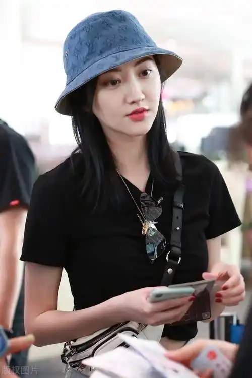 景甜真的挺会穿,露脐背心搭高腰短裤好清爽,戴渔夫帽显得脸超小_牛仔