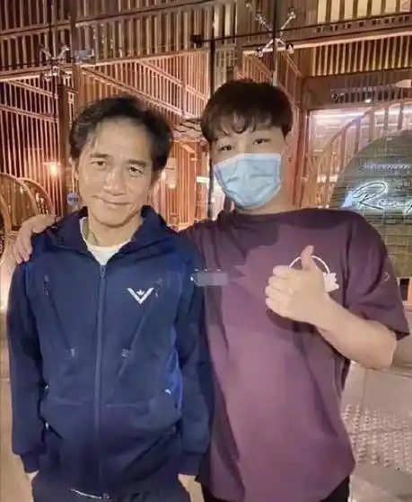 原创61岁梁朝伟近照苍老难认头发稀疏满脸皱纹丁克一生是否后悔