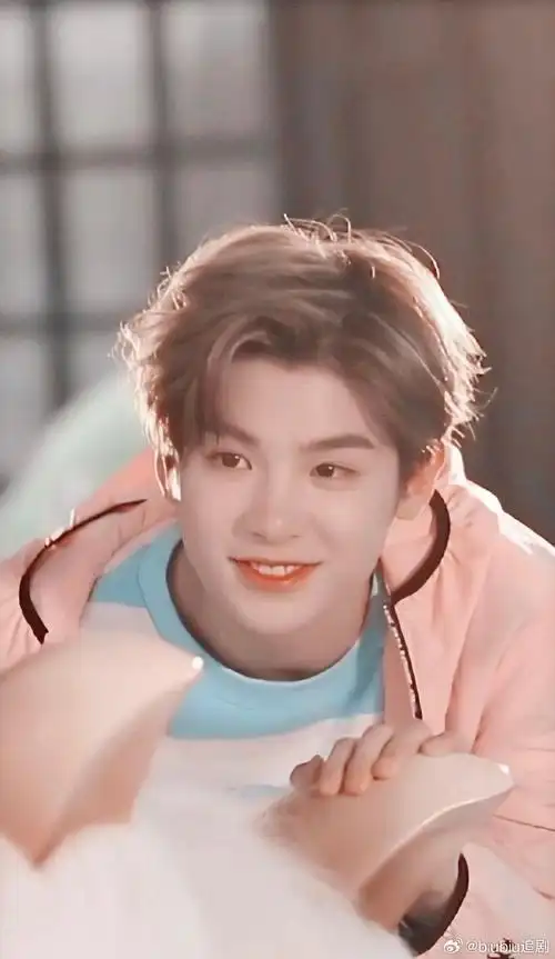 这么可爱当然是我的啦,每次见到黄明昊都会心软软的,真的好乖好可爱啊