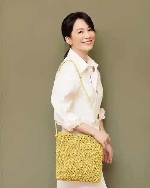 50岁俞飞鸿厉害了,穿黑色紧身裙无一丝赘肉,臀围比例太完美_的设计