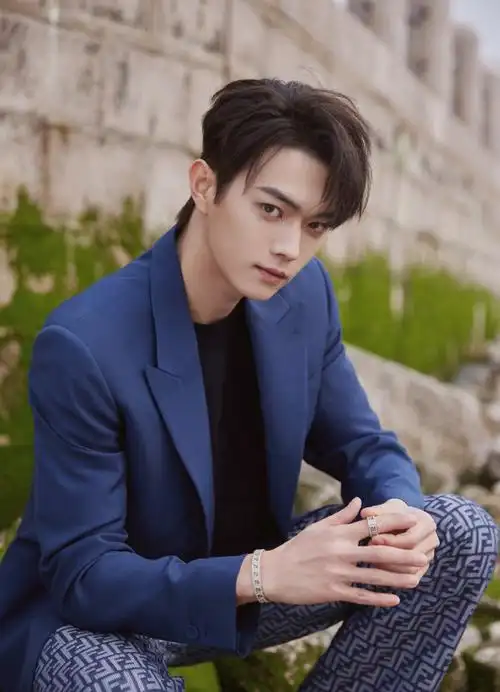 许凯蓝色西装礁石大片##许凯蓝色西装活动生图