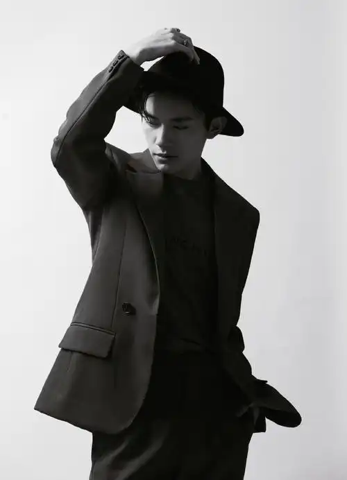 易烊千玺六周年红色西装帅气写真66