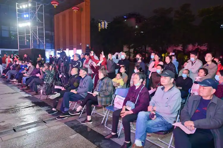 现场观众观看演唱晚会. (福建日报  吴鹏  摄 )