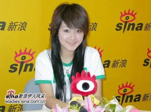 组图:超级女声热门选手夏颖作客新浪风采(11)