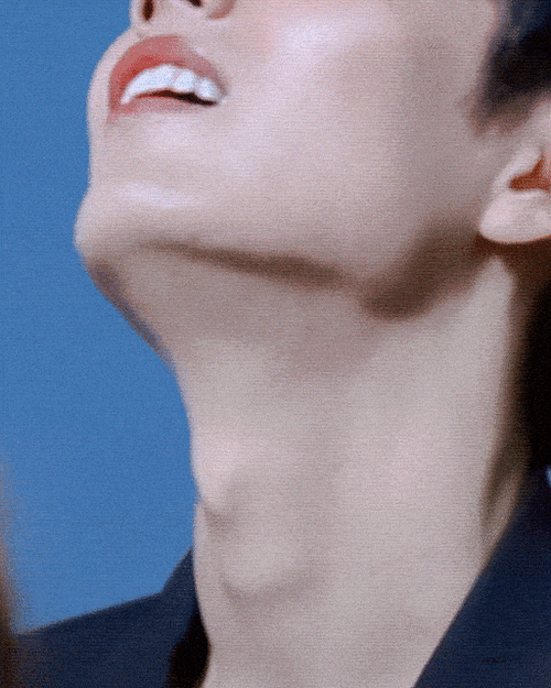 微微蹙眉的瞬间喉结上下滚动,嘴唇也好性感有点上翘,帅成这样合理吗?