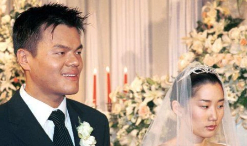 48岁朴振英老来得女二婚妻子小9岁身份神秘30万创立jyp利润暴涨