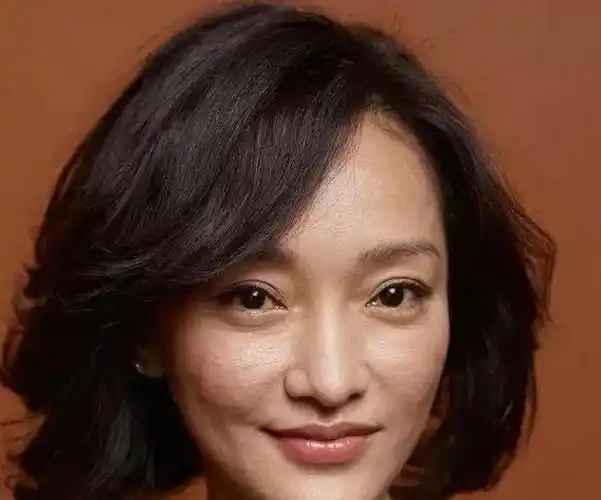 周迅在外媒镜头下就有些过分了,皮肤粗糙不说,连毛孔的清晰可见,更谈