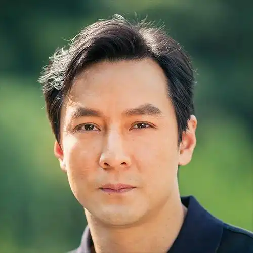 图吴彦祖自拍伤到鼻子虽具备影帝身份但仍不怕受苦