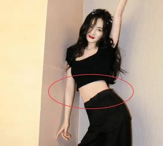 杨幂挑战女团装打扮,我却只注意她露出的腹部,这腰围我没看错吧?