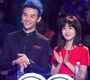 王凯晒车内自拍警察围观 女友曝光破同性恋传闻