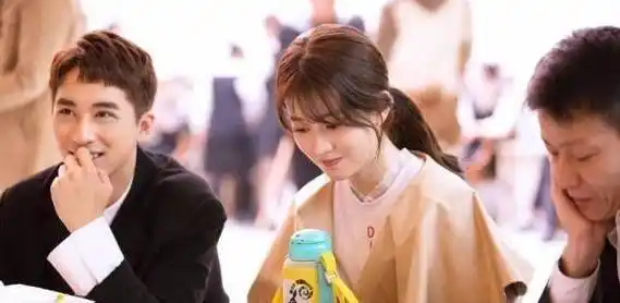 许魏洲饰演的金牌电视制作人迟信,是个典型的"憨直