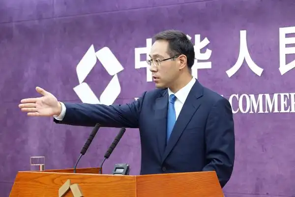 高峰邀请记者提问.图片来源:商务部网站