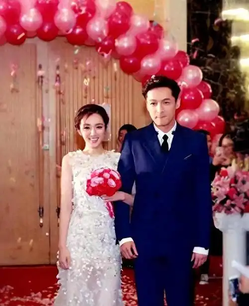 胡歌老婆客串繁花惹争议长相遭网友吐槽跟历届女友不能比