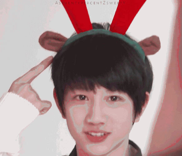 敖子逸超话#陪敖子逸成为世界中心#捕捉人类幼崽时期的敖子逸~小小