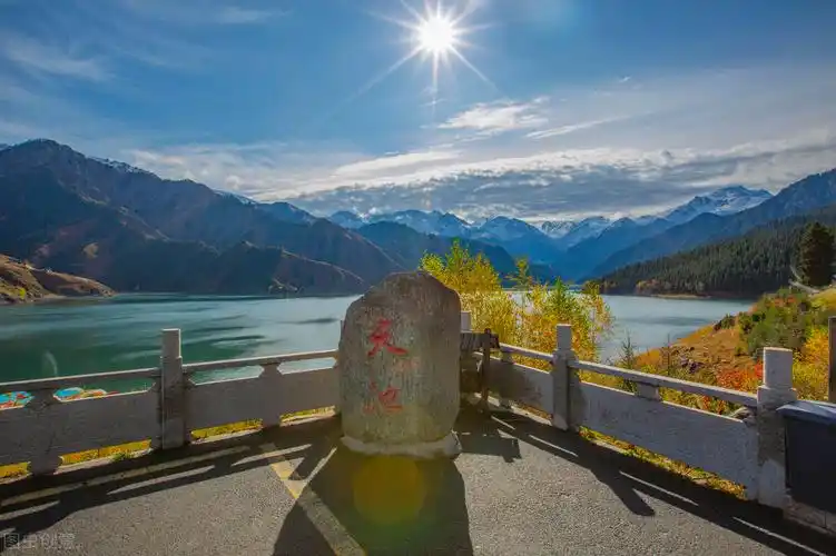 天山天池,古称"瑶池",位于新疆昌吉州阜康市境内,这里距乌鲁木齐市约