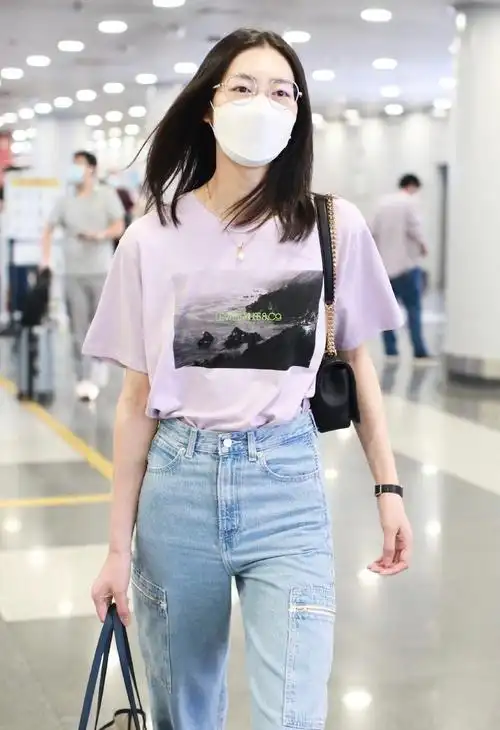 刘雯真不愧是超模,穿紫色t恤搭配牛仔阔腿裤走机场,气场全开_版型