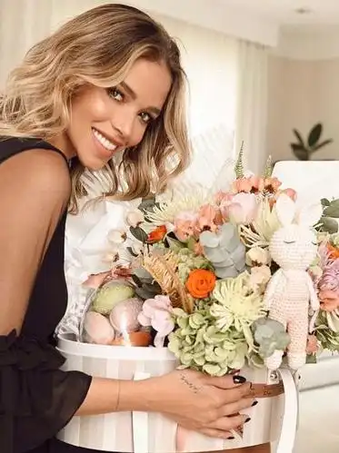 卡卡妻子卡罗琳娜最新美照