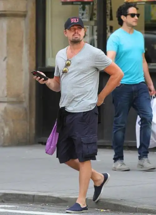 小李子演绎最新时尚腰头挂袋子上街他确实曾经帅过现在却像退休的大爷