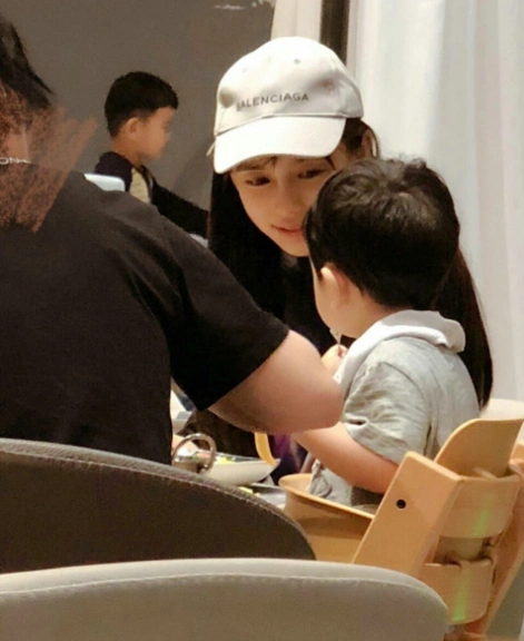 有网友曝光多张黄晓明带娃的照片,与baby小心翼翼护着儿子不同,教主的