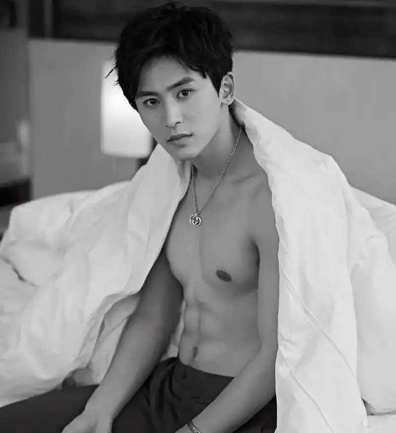 张哲瀚# 这腹肌[期待][期待][期待],不得不爱啊[期待]