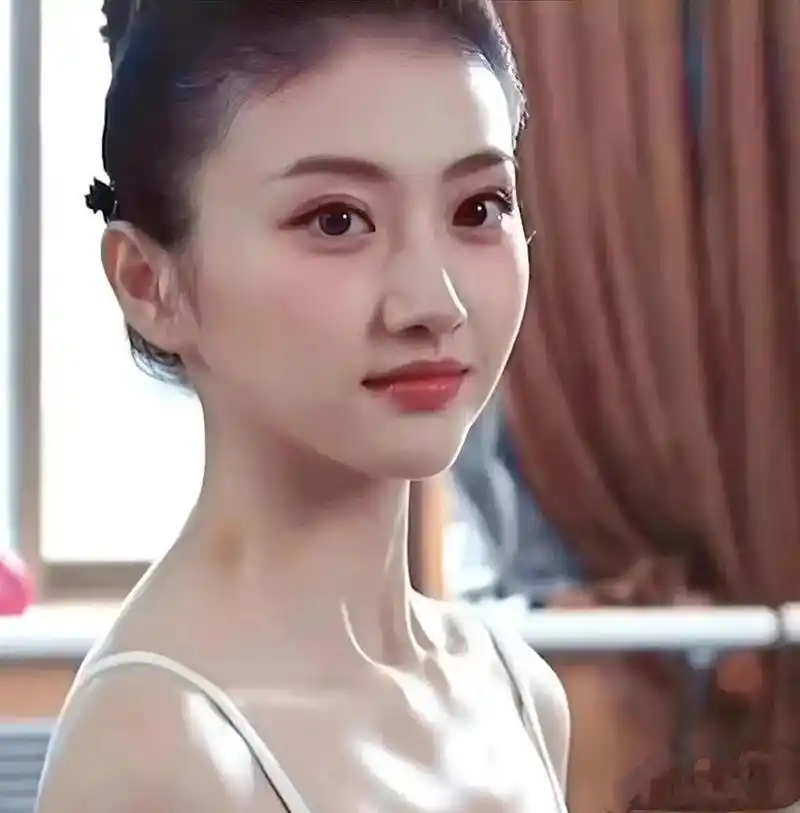 景甜在娱乐圈中是一个特别的存在,在2006年18岁时出道,至今快18年了