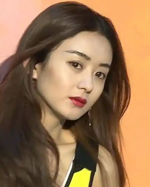 从画面中不难看出赵丽颖的脸型,明显比电视上看到的要"方"许多,状态看