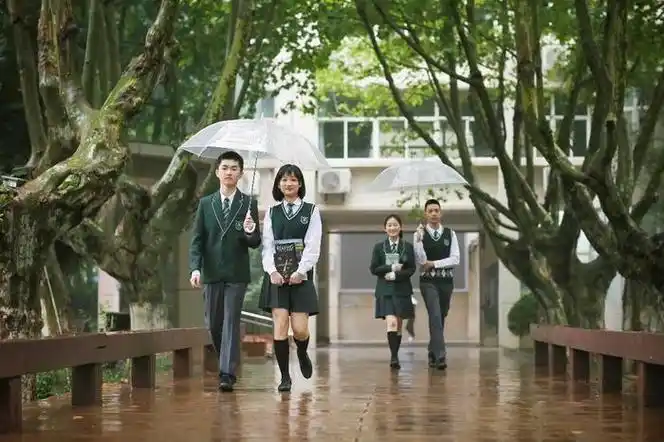 加强校园美育工作,从校服这件小事做起_新浪新闻