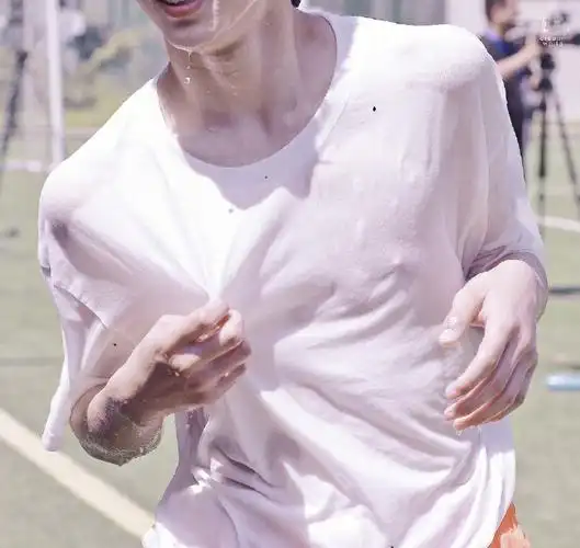 明星的5a级颈区#刘耀文的直角肩,锁骨和修长的脖子简直太优越了@蚀