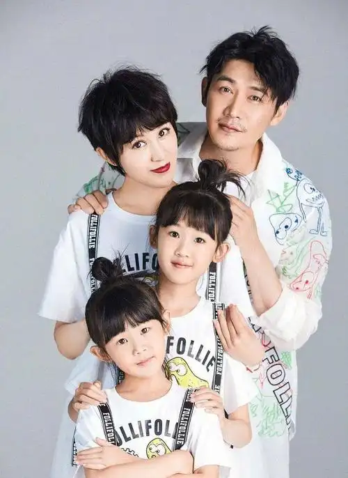 从他们的全家福照片中可以看出,大女儿似乎跟父亲陆毅较像,而小女儿则