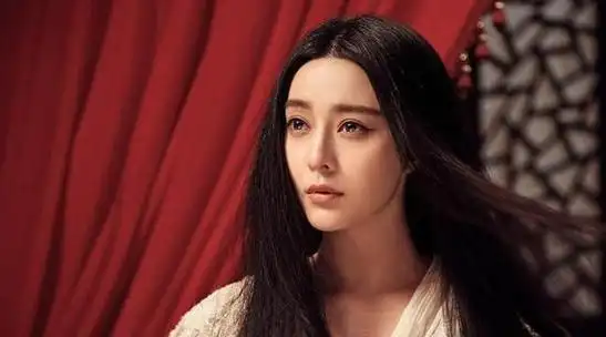 范冰冰72岁父亲参加网红婚礼,行为引发争议